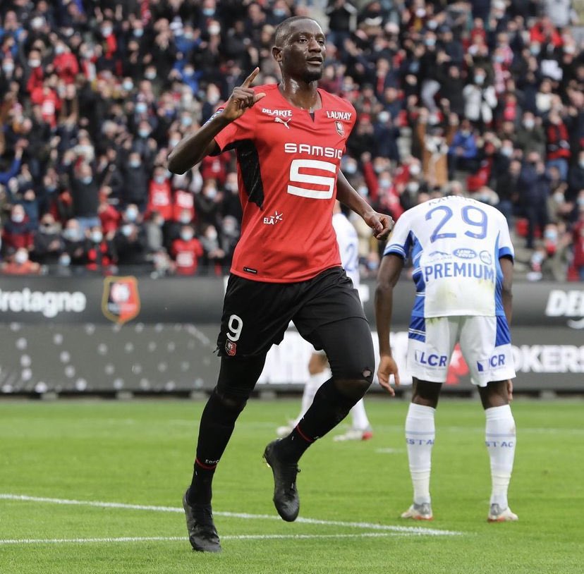 footfactorygn's tweet photo. 🔴 Alors que Rennes était mené 2-1 par Lille, le neo international guinéen 🇬🇳 Seyrhou Guirassy a inscrit son 9e but en Ligue 1 à la 93e minute et a permis à son club d’accéder directement à la phase de groupe de la Ligue Europa 👏🏾 @Guirassy_19 💯
#FF224 #Noosecom https://t.co/qDapU1Voxm
