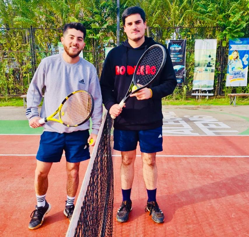 ClubTenisVA's tweet photo. ☝️ Erwin Castillo (der) venció por 6-3 y 6-2 a Benjamín Díaz, avanzando a los Cuartos de Final de hoy de nuestro Torneo #GloriasNavales 

#VamosPorMás https://t.co/EENRlZV4ay