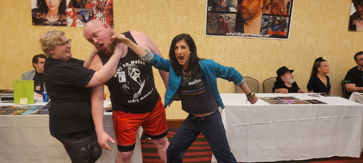 onemeanrug's tweet image. @ImDanaDeLorenzo had to establish who was the superior Ohioan. #crypt22 #seattlecrypticon