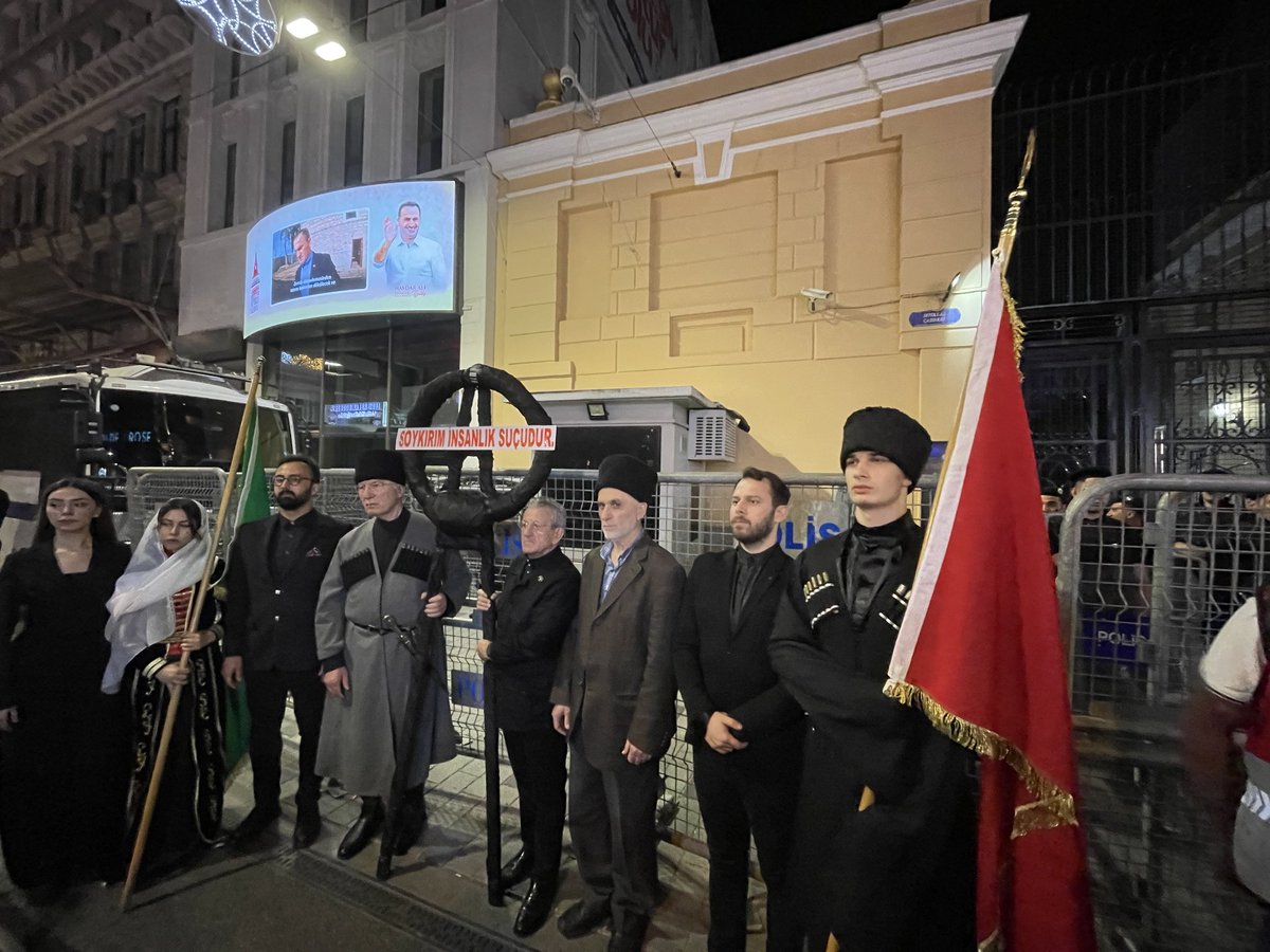 profcelalsengr's tweet photo. 📝 İstanbul'da, Çarlık Rusyası tarafından gerçekleştirilen Çerkes Sürgünü'nün 158. yılı dolayısıyla protesto eylemi düzenlendi. https://t.co/qIKaydQiZC