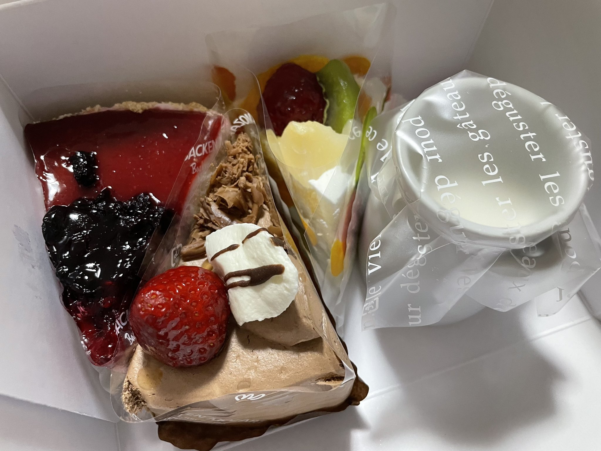 さと 今日はとしくんと付き合って4年 結婚して半年記念日と なりました٩ ˊᗜˋ و 今日は旦那も夜勤ぢゃし 私も仕事でお祝い出来んけ 数日前にケーキ買ってお祝いした これからもよろしく 頼みますぞ ᐥᐜᐥ ᐝ T Co L8dl2ynjus Twitter