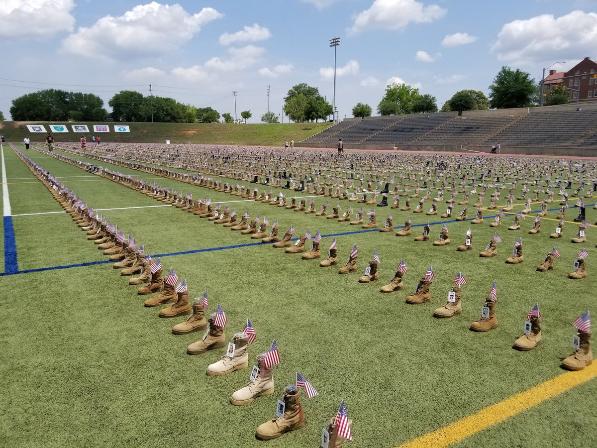too_pat's tweet photo. Fort Bragg honors 7K fallen hero's @FLOTUS @FortBraggNC @SteveSchmidtSES @NicolleDWallace @TeaPainUSA https://t.co/BUscu0X821
