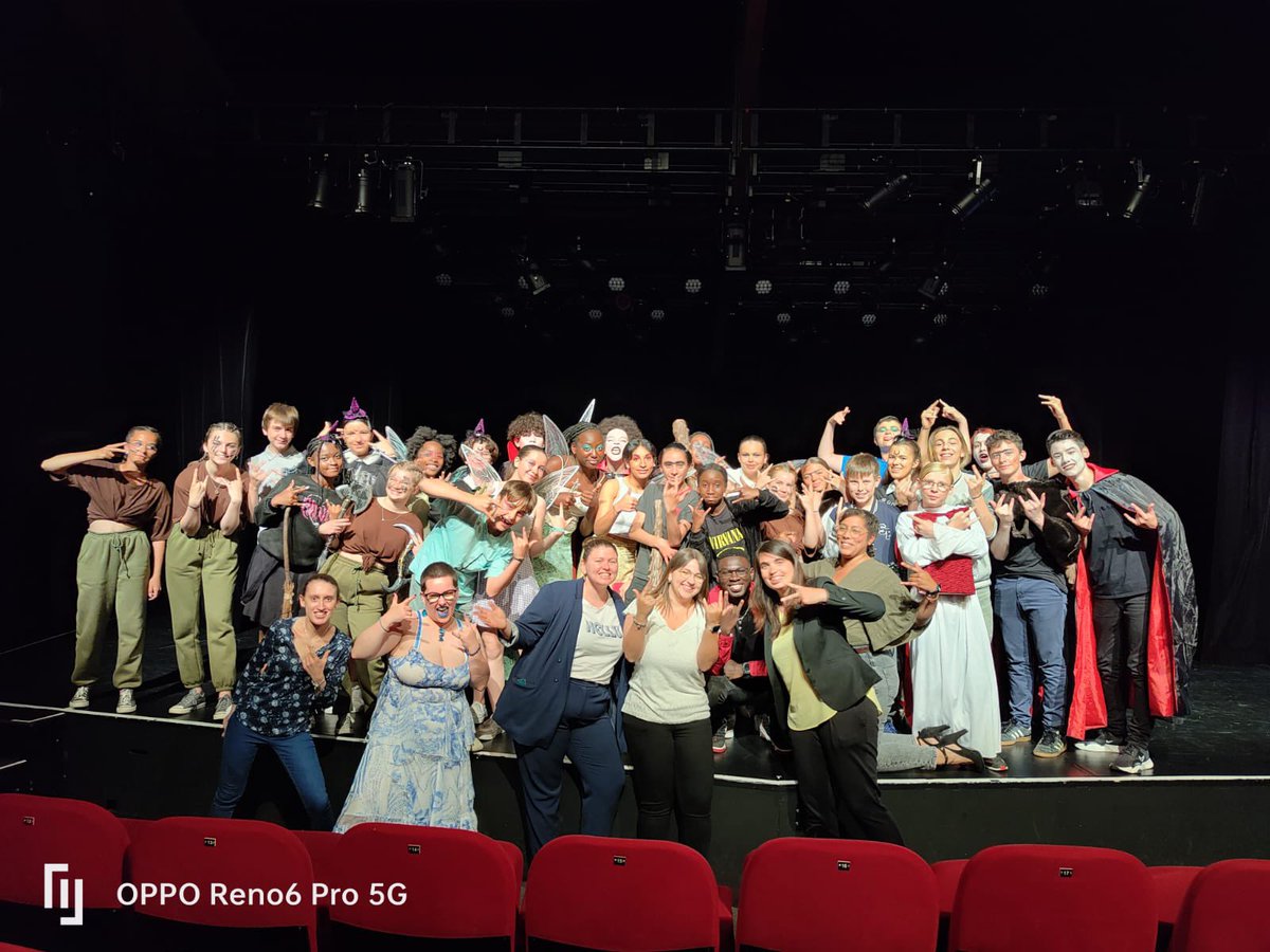 maclassedemusiq's tweet photo. Clap de fin pour les classes théâtres du collège Aubrac de Pont-Sainte-Maxence 🎭 6 représentations en 2 jours, vivement l’année prochaine !! 🥹 #dangersetdragons #Ilsontassuré @AcAmiens https://t.co/a7vbLumpx5