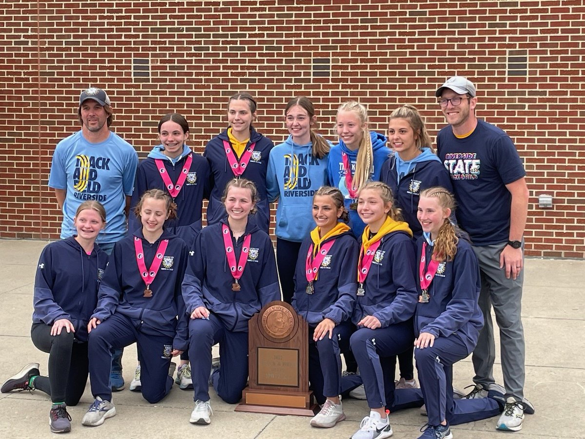 And your 3rd Place team: Riverside and Coach Jared Hoffman. #RivTF