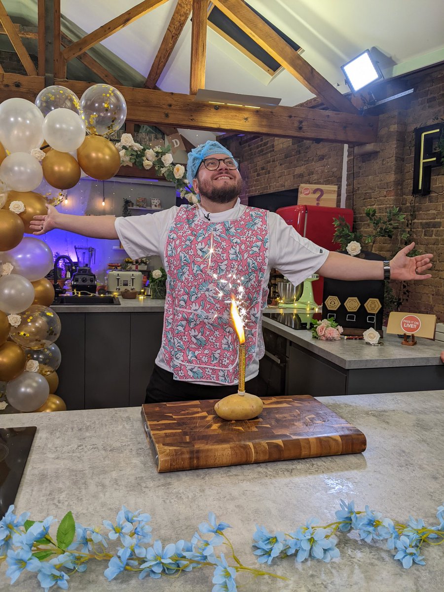 #piolive <a href="/JamieSpafford/">Jamie Spafford</a> at his finest here <a href="/sortedfood/">Sorted Food</a>.. making <a href="/Bebbrell/">Ben Ebbrell</a> some dinner it seems...