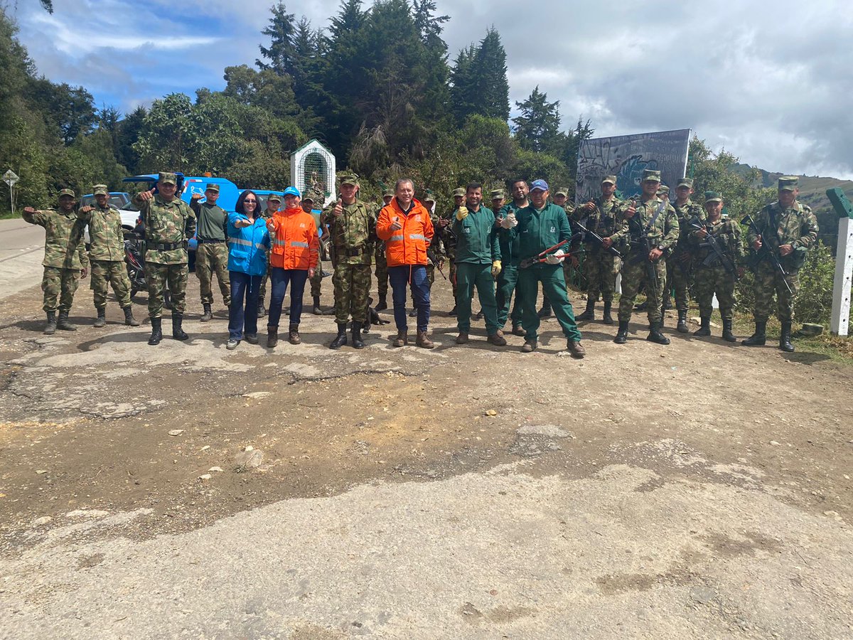 COL_EJERCITO's tweet photo. Junto al @AcueductoBogota y @UsmeAlcaldia, soldados del #BITER13 de @Ejercito_Div5 realizarón jornada de descontaminación y mantenimiento del embalse La Regadera y el mirador de La Virgen, en la localidad de Usme.

¡Unidos al servicio de la comunidad!

#ElSoldadoEsServicioSocial https://t.co/jYy2GLIROa