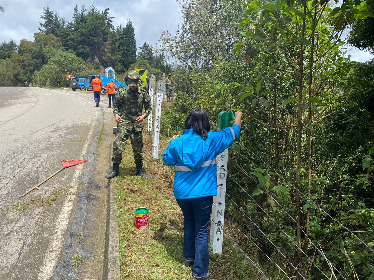 COL_EJERCITO's tweet photo. Junto al @AcueductoBogota y @UsmeAlcaldia, soldados del #BITER13 de @Ejercito_Div5 realizarón jornada de descontaminación y mantenimiento del embalse La Regadera y el mirador de La Virgen, en la localidad de Usme.

¡Unidos al servicio de la comunidad!

#ElSoldadoEsServicioSocial https://t.co/jYy2GLIROa