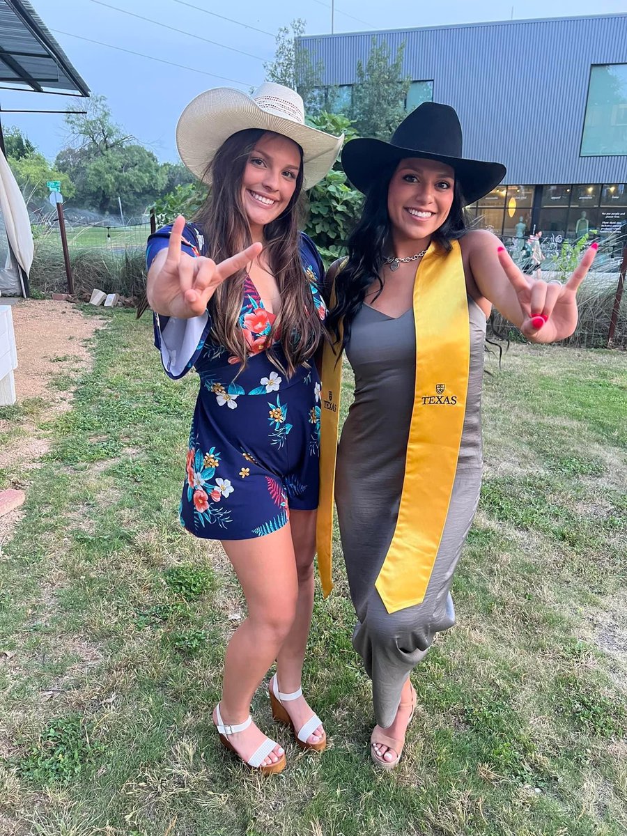 bellaramon20's tweet photo. This cUTie is leaving UT!! Beyond proud of my sister Taylor! She graduated from The University of Texas at Austin with a Bachelor of Science &amp; Arts in Biology!! Congratulations Tay! 🧡🎓🤘🏼#Classof2022 #Texas22 https://t.co/zvmTwMQIbe