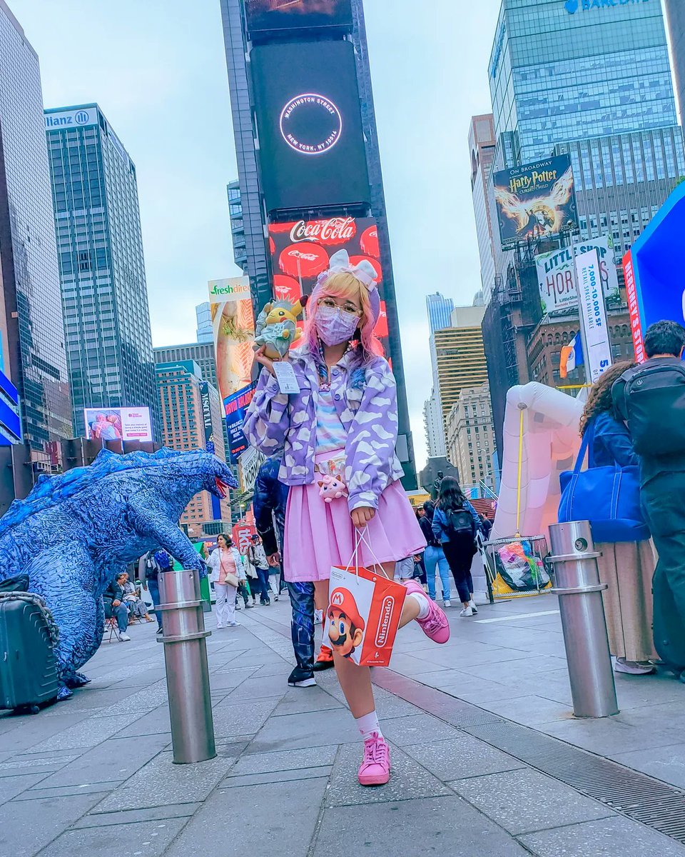 Kammiepompom's tweet photo. https://t.co/mfYeFFly3n

#ad I took a quick small trip to NYC! I wouldn't be going anywhere without my two vaccine doses and my booster honestly. 
For info and for help with appointment booking, go to https://t.co/bfWJeZJHaV :)

#SleevesUpLA #KickCOVID #BringBackLA https://t.co/JS5N1TMkqp