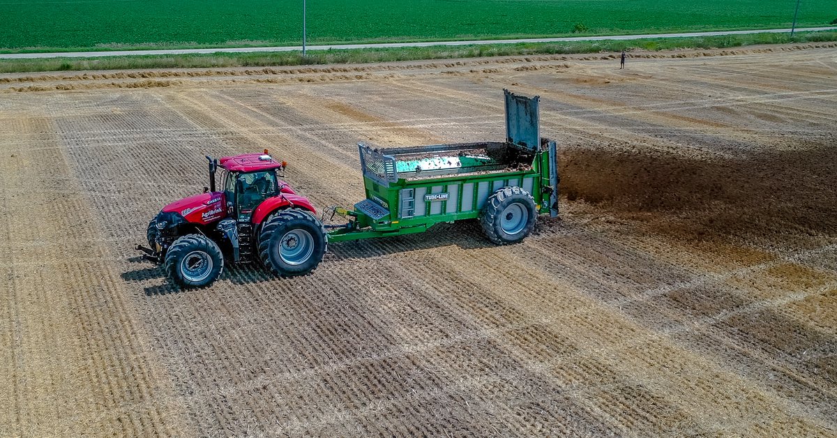 __brmedia's tweet photo. Case 300 Magnum &amp; Tubeline 750 Spreader providing a field demo for the 2021 North American Manure Expo. 

#case #magnum #manure #tubeline
@Case_IH 
@ManureManager 
08.04.2021 https://t.co/aMLqovJLd0
