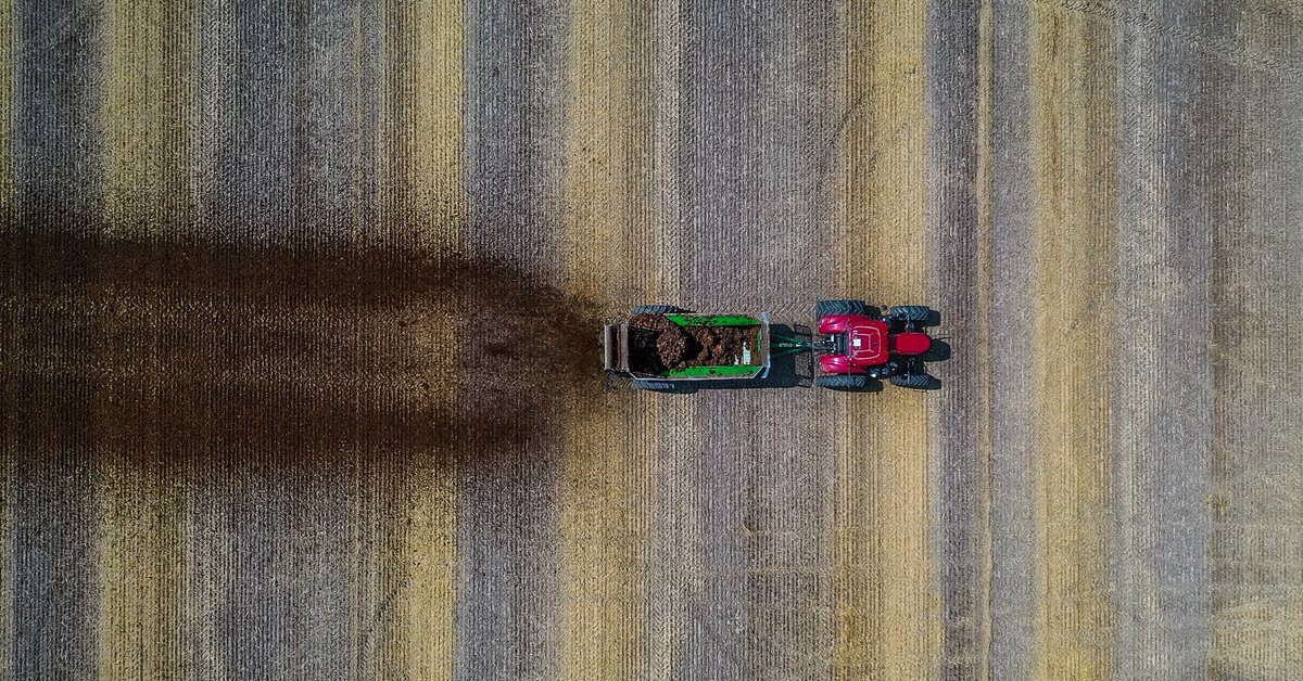__brmedia's tweet photo. Case 300 Magnum &amp; Tubeline 750 Spreader providing a field demo for the 2021 North American Manure Expo. 

#case #magnum #manure #tubeline
@Case_IH 
@ManureManager 
08.04.2021 https://t.co/aMLqovJLd0