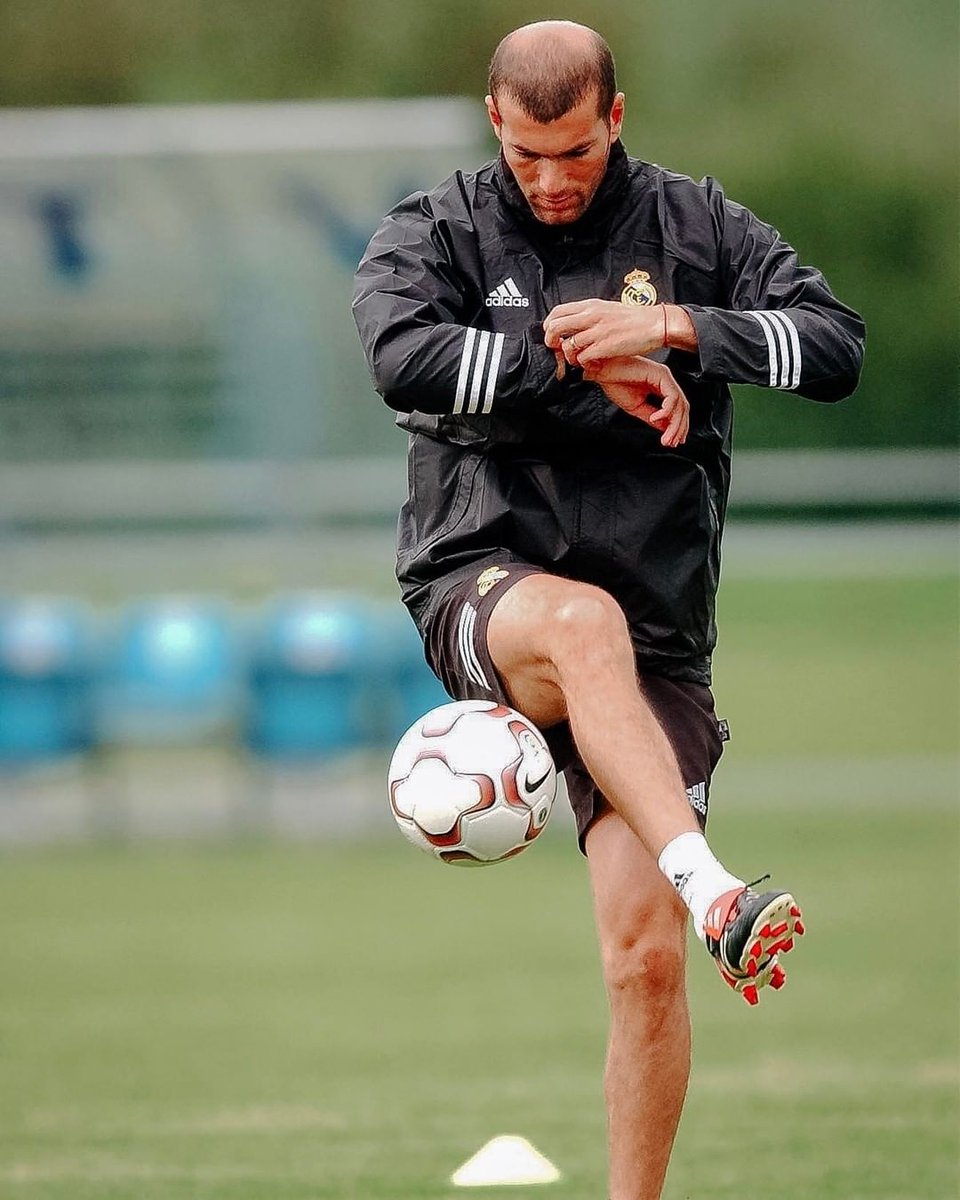 _BeFootball's tweet photo. Zizou était beaucoup trop à l'aise avec un ballon https://t.co/yO2JUYxCfH