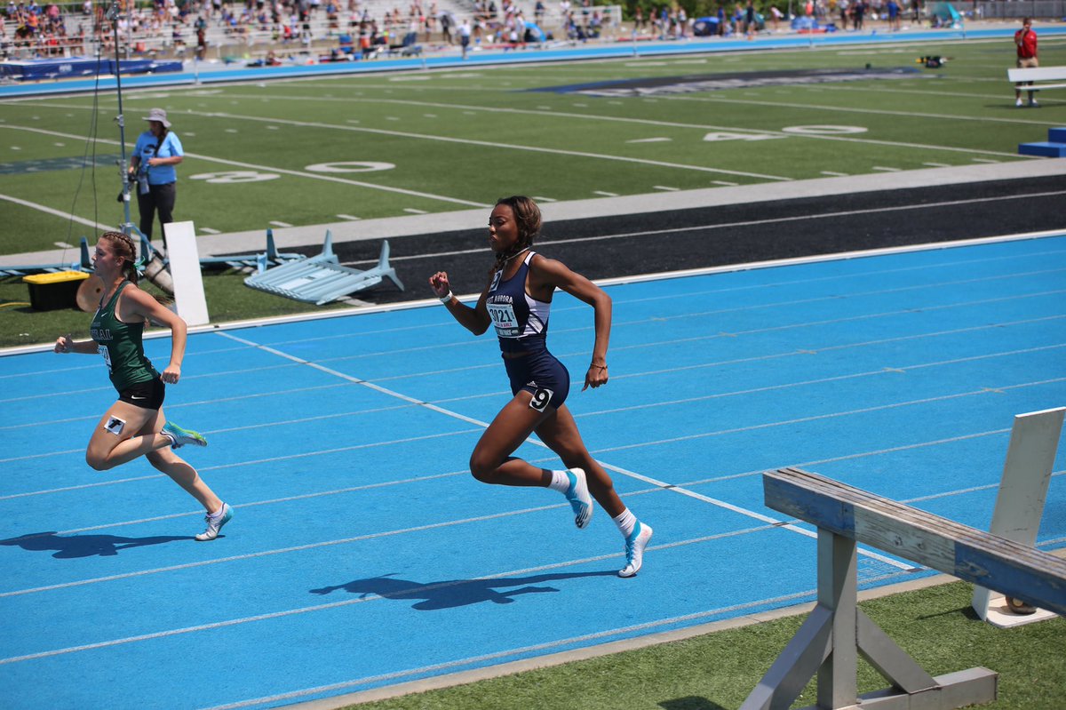 WAHSGirlsTF's tweet image. Lady Blackhawks in action!! #IHSA #State2022 #TrackandField