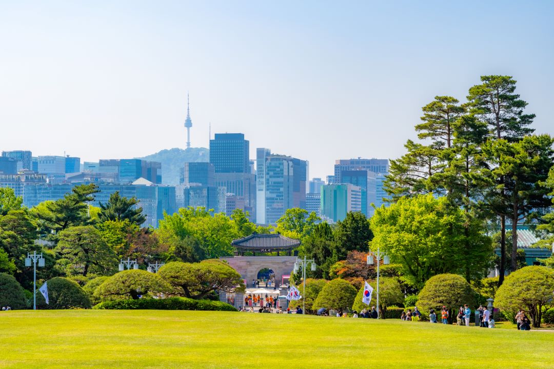 Chickadee_app's tweet photo. The Blue House, once reserved spaces for the president of South Korea and its cabinet, are fully opened to the public for the first time in 74 years. A reservation is required.

📷: Seoul Tourism Organization https://t.co/zAObCIhtyZ