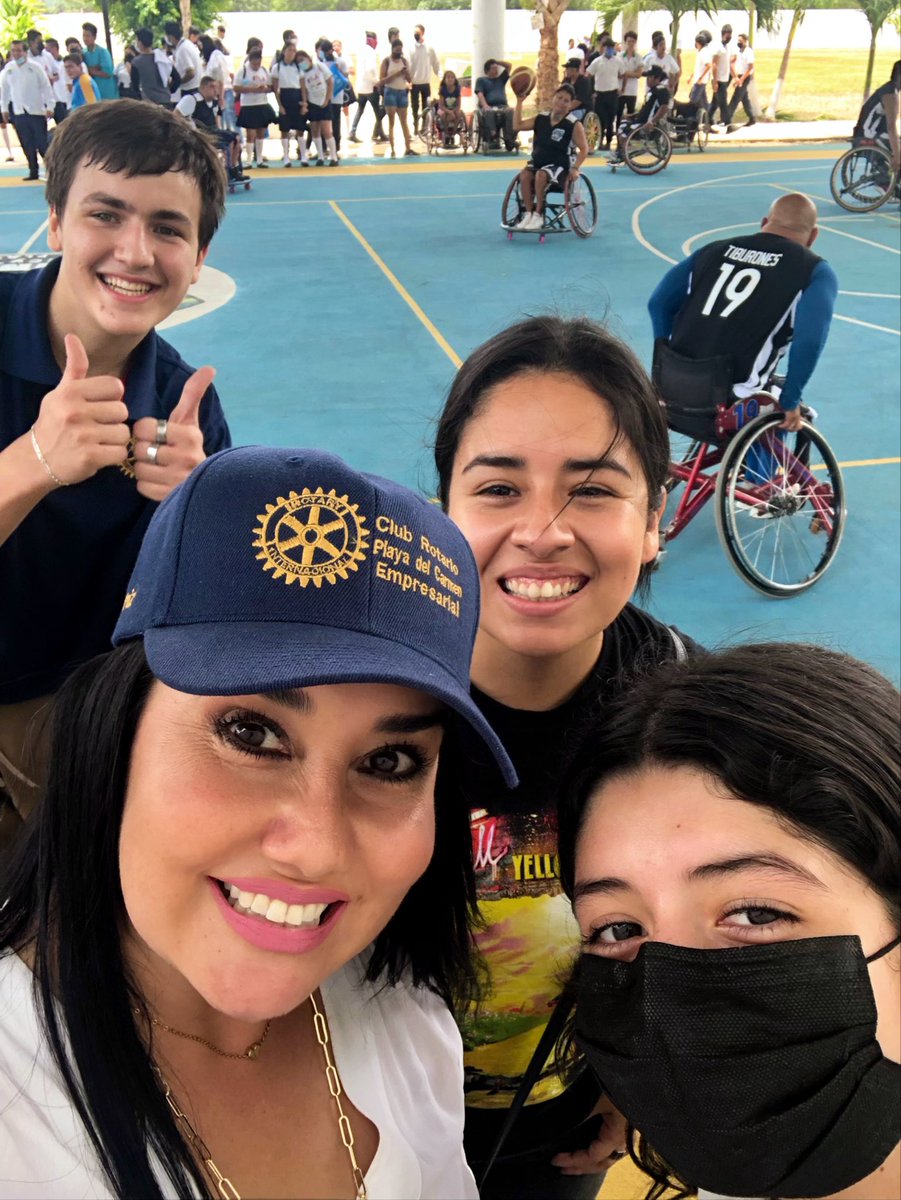 Brendadamaro's tweet photo. Dice la vida q disfrutemos...
#Aprendiendo #Valorando
GRACIAS a los Equipos de Huracanes de Playa & Tiburones de Cancún.
La forma de ver las cosas, influye muchísimo en cómo las vivimos. #Ryla2022 #RotariosEmpresarial #PlayaDelCarmen https://t.co/XPxb4uDuvS