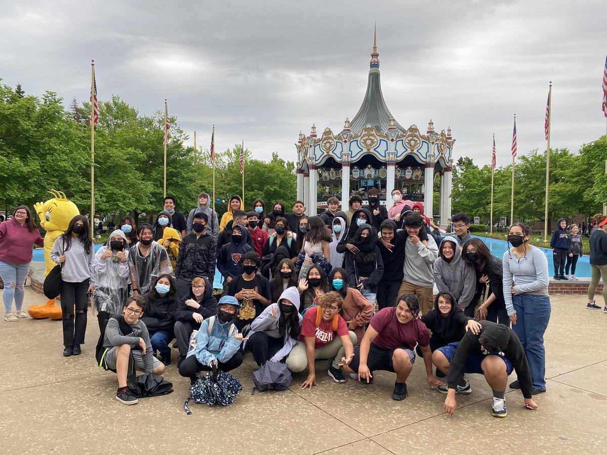 The rain could not dampen the spirits of the 7/8 band! They earned an Excellent rating and had a blast at Six Flags. Thank you for letting me tag along @MrsRosales76 ! #D76Diamonds #sparkleon #gowolfpack