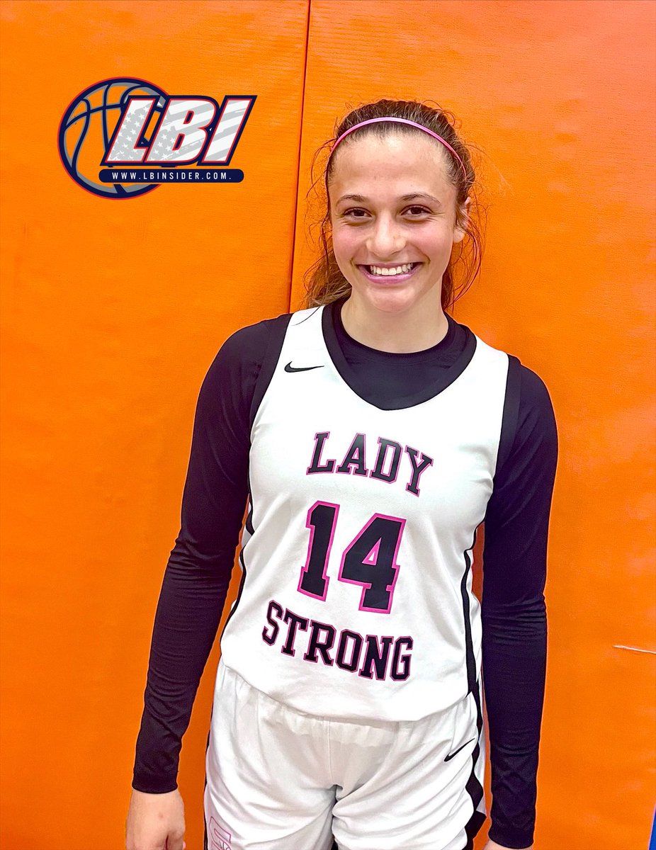 R_SimoneP's tweet photo. 🚨 🚨 SHOOTER ALERT 🚨🚨
Alexis Dawson (‘24) #LadyStrong almost set off the sprinkler system!!
4 3s in one half…that’s all I have to say. 🤷🏽♀️💪🏽😂 #WheresMyUmbrella
#LBINCJamFest @LBInsider @LBI_Carolina @LBIMarcy @wadesworld32 @LBI_Steve @LBIPremierBB https://t.co/ygrslSMquy