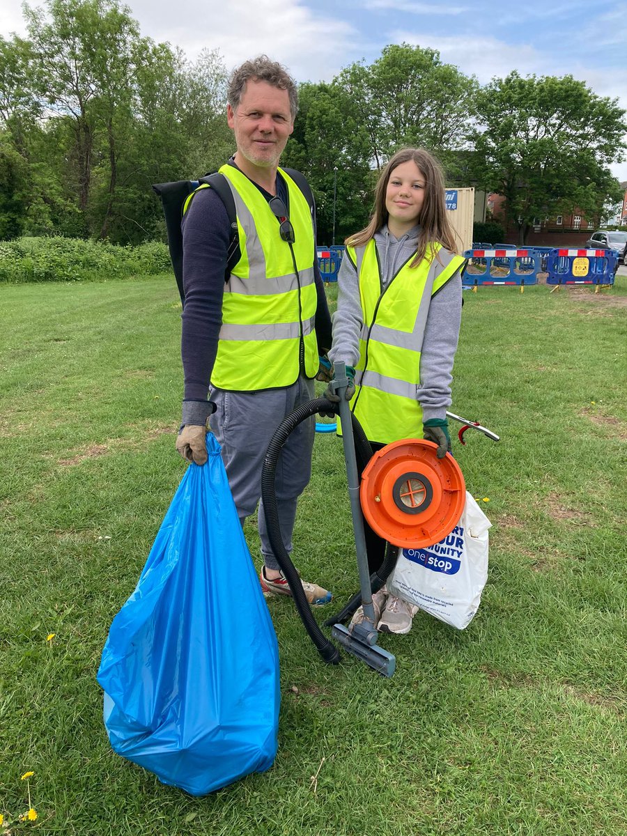 FriendsRubbish's tweet photo. Thank you to all the volunteers, pick champions and Trustees who co-ordinated the collection of 12 bags of general waste, 6 recycling, quite a few trolleys, lots of bike wheels and some vacuum cleaner parts!

Keep a look out for more dates for the rest of the year 😊 https://t.co/B1NnlshHj3
