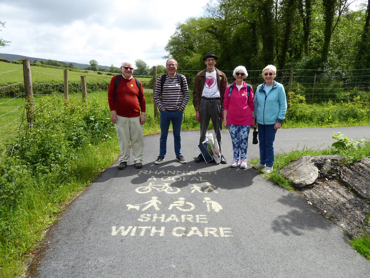 Mae hi yn ugain mlynedd ers i Rhydaman ddod yn Dref Masnach Deg cyntaf Cymru. I ddathlu'r ffaith  mae Phil Broadhurst , un o'r sylfaenwyr, am gerdded 20 taith Masnach Deg yn ystod y flwyddyn.
Dechreuodd Phil ar ei deithiau gyda taith flynyddol Cymorth Cristnogol Rhydaman.
