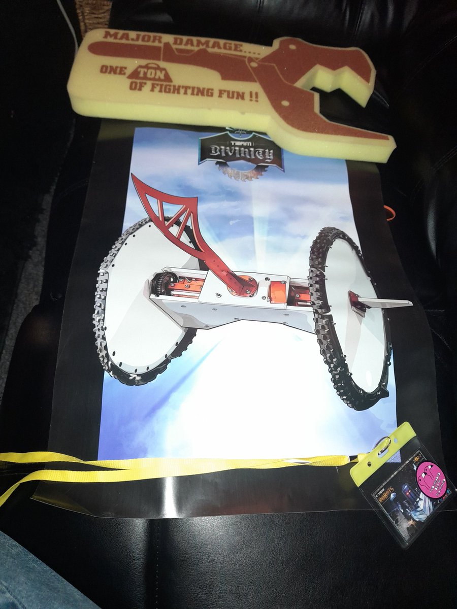 DamodiceShimada's tweet photo. The #ExtremeRobots haul! Got myself a Major Damage foam hand, a Gabriel/#TeamDivinity poster and an Extreme Robots tee! Also the awesome VIP lanyards of which I put my Two-Headed Death Flamingo sticker on. https://t.co/eny6EQyglI