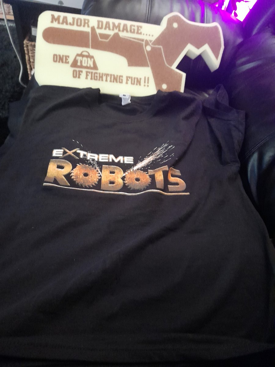 DamodiceShimada's tweet photo. The #ExtremeRobots haul! Got myself a Major Damage foam hand, a Gabriel/#TeamDivinity poster and an Extreme Robots tee! Also the awesome VIP lanyards of which I put my Two-Headed Death Flamingo sticker on. https://t.co/eny6EQyglI