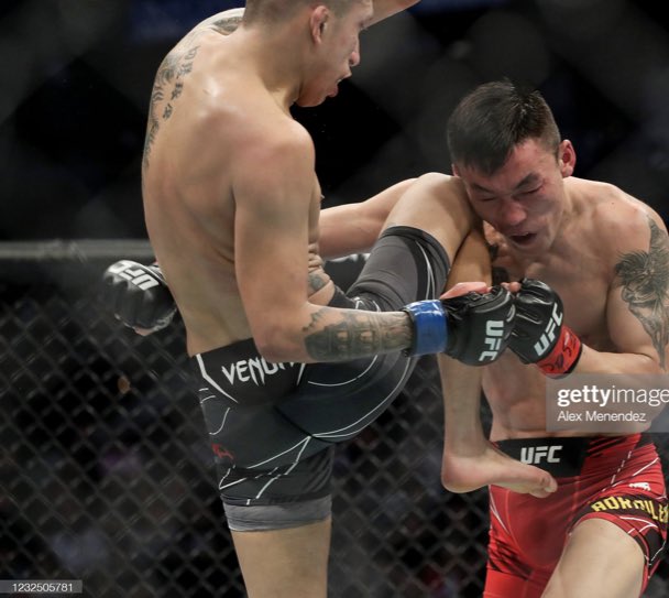 BeezyByers's tweet photo. Glory has that standing knee on point 🔥 #UFCVegas55 https://t.co/VqknDvfg9L