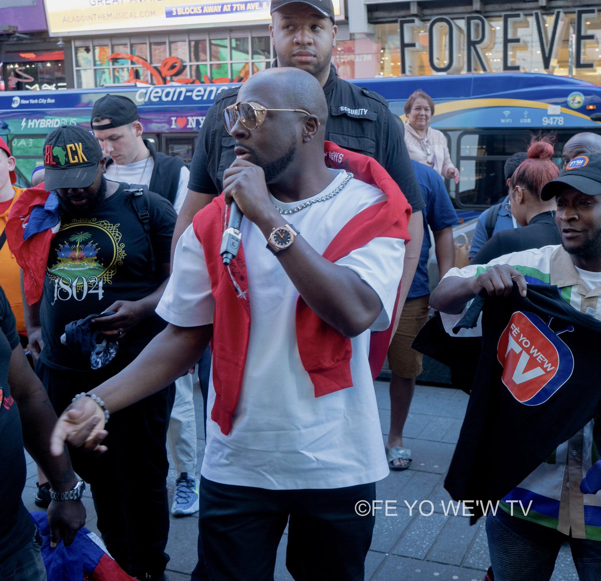feyowew's tweet photo. Haitian Flag day recap in @TimesSquareNYC with the One and Only @wyclef
Hosted by: @feyowew
Special thanks @JohnnyNUBUZZ @GettyImages
#Feyowewtv #haitianflagday #HaitianMedia #Timessquare https://t.co/JvOXV4wc5y