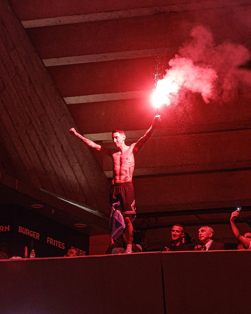 ActuFoot_'s tweet photo. Angel Di Maria en communion avec le public parisien, une dernière fois. 💔 https://t.co/pwlS38Nywp