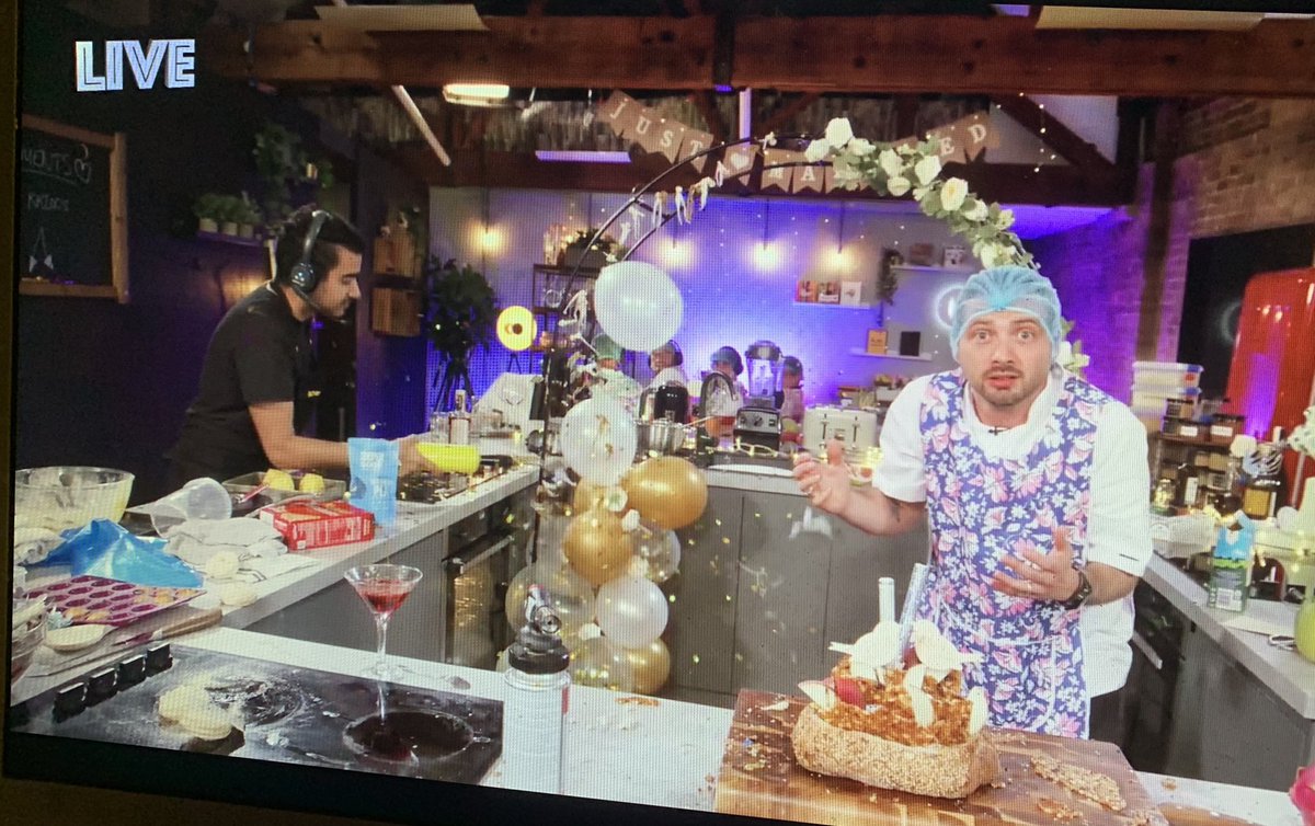 AnnCecilieN's tweet image. On tonight’s episode of «Pimp My Bread», our very own Barry will create a never-before-seen wedding centerpiece, featuring wholegrain and mayhem. Kush may or may not make a guest appearance in this episode. #piolive #sortedfood