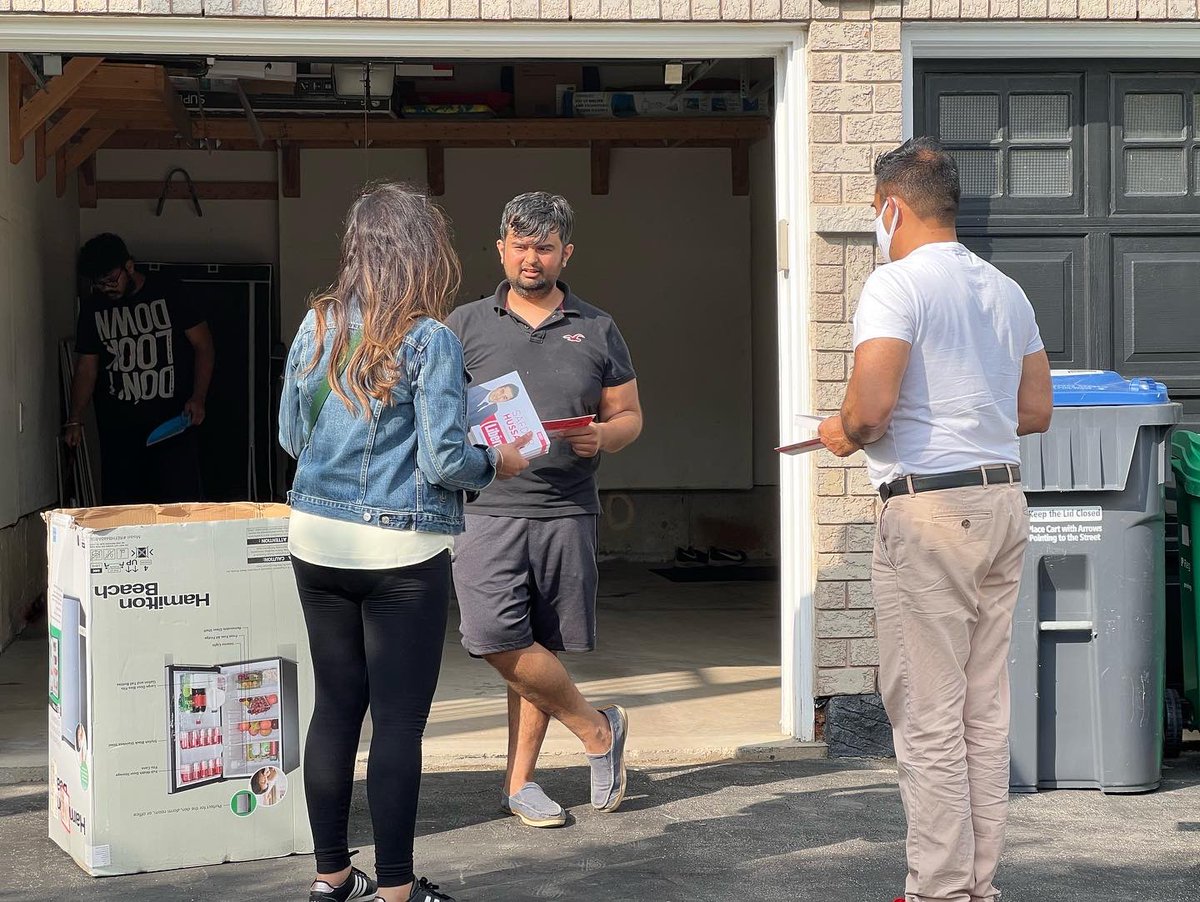 VoteSafdarOLP's tweet photo. Crazy weather can’t stop #TeamSafdar! ⛈☀️⚡️

Thank you so much MP Ruby Sahota for knocking on doors with us in our incredible #BramptonCentre community today!

#onpoli #onelx #TheChoiceIsYours https://t.co/2YmJBhYMjd