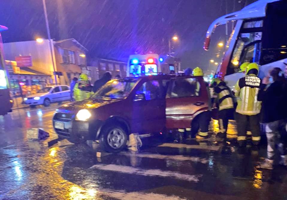 Se informa, Colisión de bus perteneciente a la Municipalidad de Ancud que trasladaba a integrantes de un club deportivo con un automóvil.
Preliminar: 3 personas lesionadas.
Ladrilleros / Independencia en #Quellón 
[En Desarrollo] 
📷 RR.SS