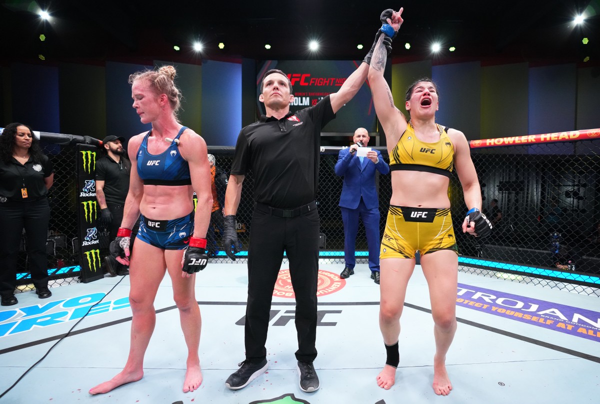 UFC: Ketlen Vieira vira luta, vence Holly Holm por decisão dividida e se emociona no octógono dlvr.it/SQqGW5