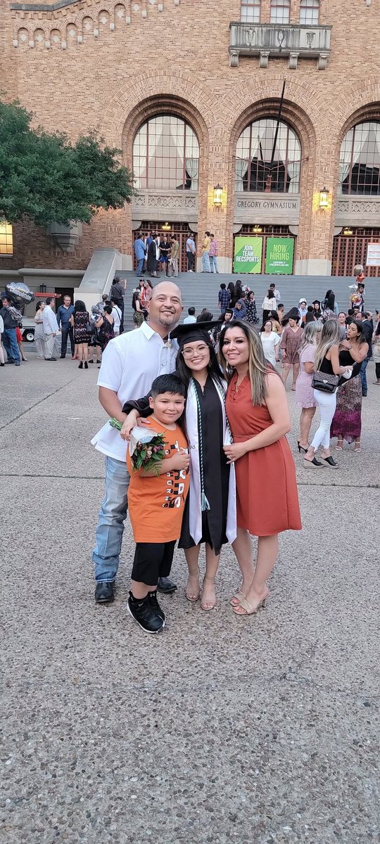 JGuerot's tweet photo. #UTGrad22 https://t.co/rMXSs7wQgm