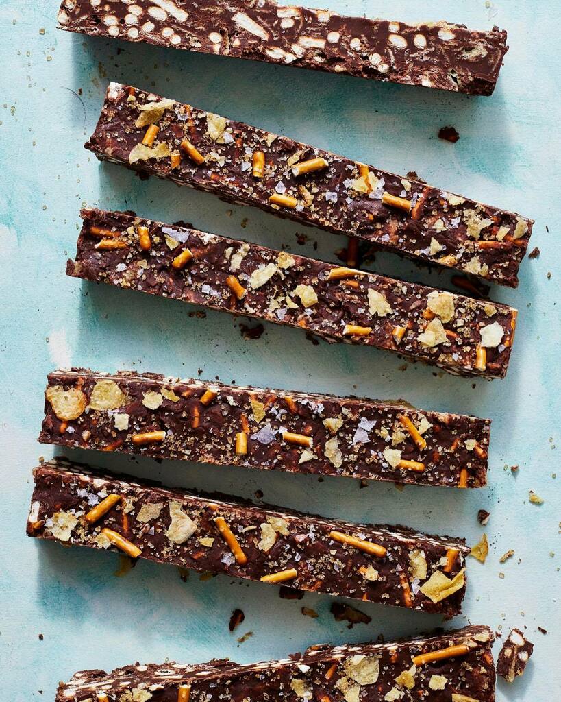 jessiesbakes's tweet photo. SALTY SNACK FUDGE from #snackablebakes. It’s easy-peasy, natch, and also filled with crushed potato chips and pretzels cause snacks for life. The recipe was featured in @doriegreenspan’s fantastic newsletter, and if you don’t yet subscribe to said newsle… https://t.co/29YjDoY3dI https://t.co/HRMr7maAJ3