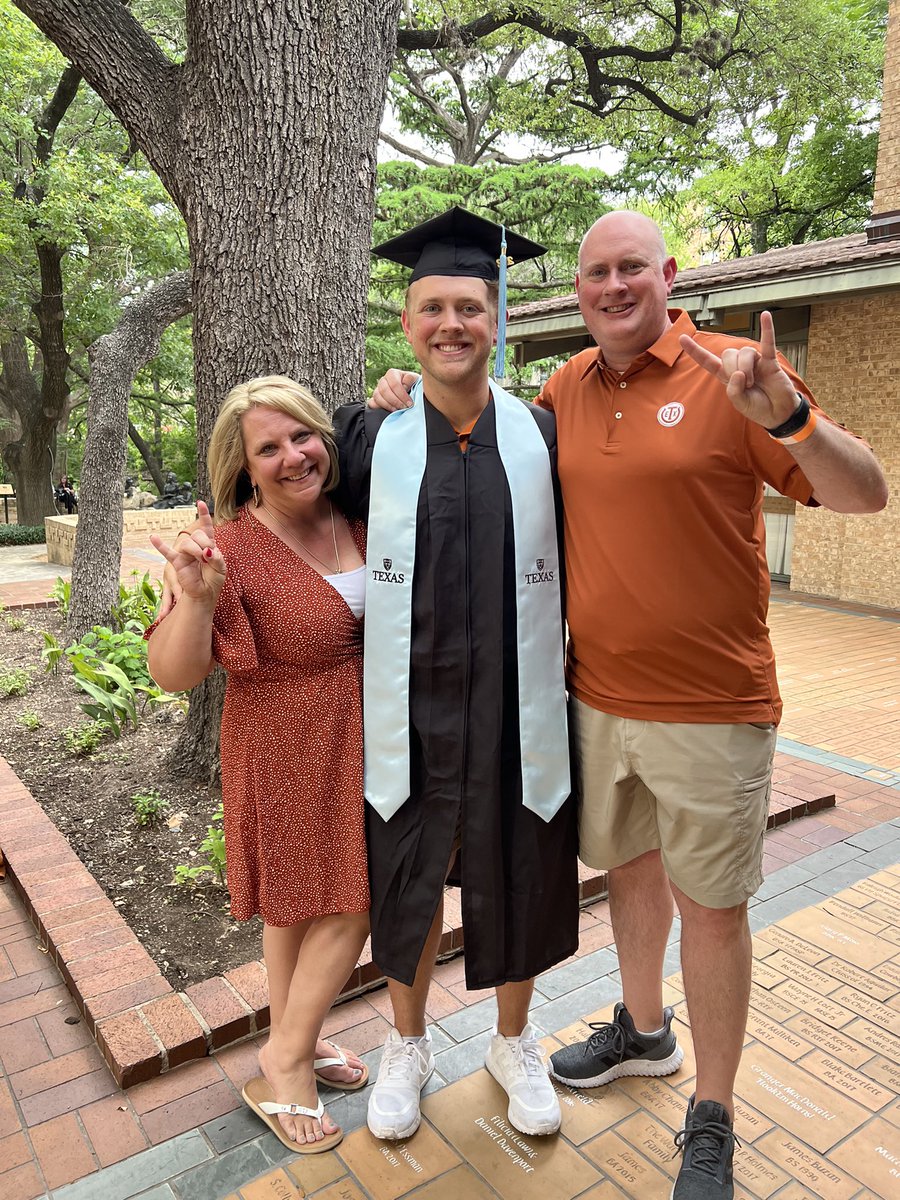 Stop_M_now's tweet photo. 🤘🏻 #Legacy #UTGrad22 https://t.co/z28LaGkIsq