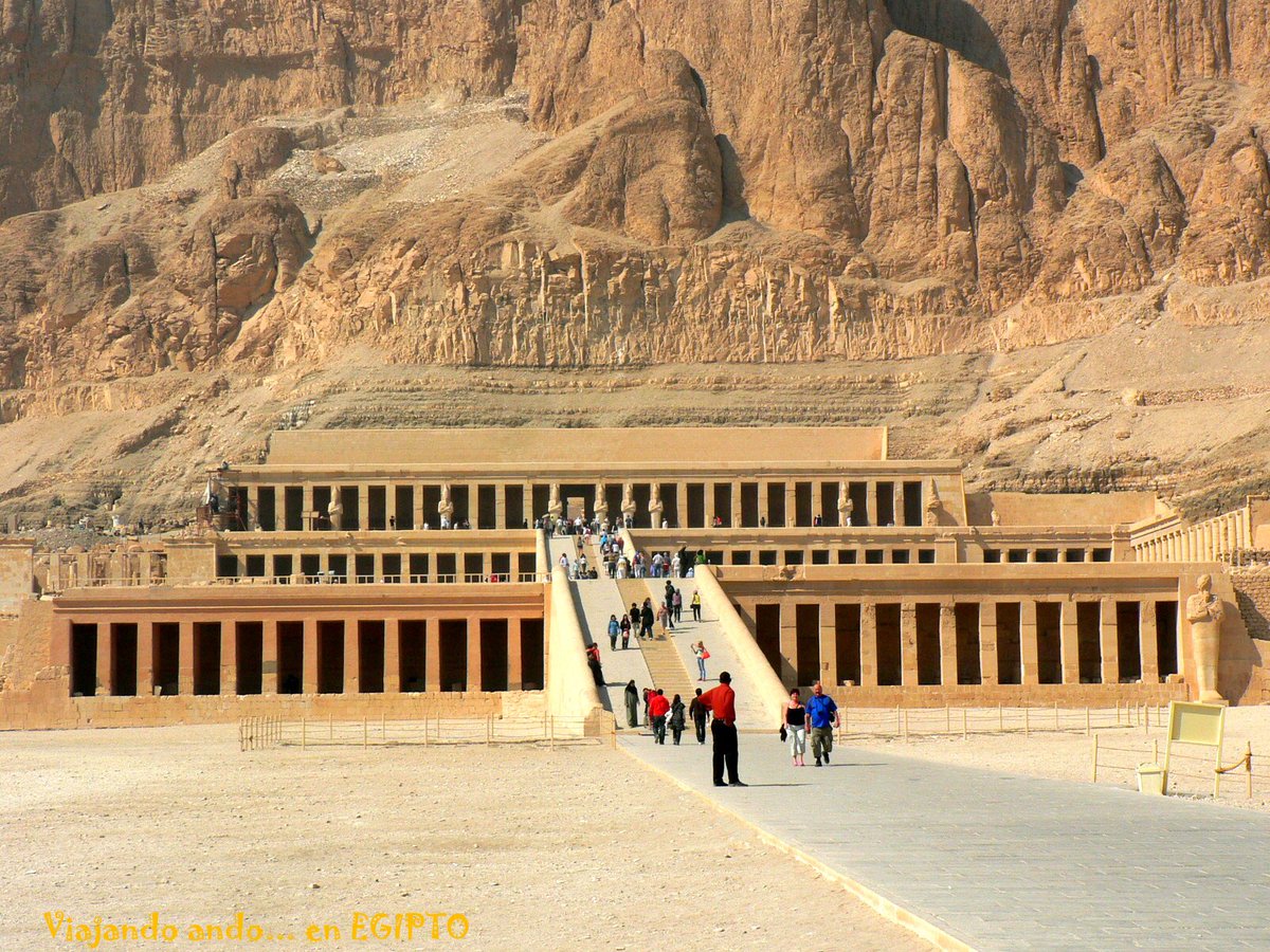 SabrinaenPeru's tweet photo. El Valle de los Reyes es una necrópolis real en Luxor Egipto 🇪🇬 ,donde se encuentran  enterrados los faraones y la nobleza del Imperio Nuevo .
Tiene 63 tumbas,aquí se descubrió la tumba del rey Tutankamón.
#DescubreElmundoconAVGE https://t.co/PUD7KO7PjA
