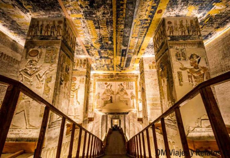 SabrinaenPeru's tweet photo. El Valle de los Reyes es una necrópolis real en Luxor Egipto 🇪🇬 ,donde se encuentran  enterrados los faraones y la nobleza del Imperio Nuevo .
Tiene 63 tumbas,aquí se descubrió la tumba del rey Tutankamón.
#DescubreElmundoconAVGE https://t.co/PUD7KO7PjA
