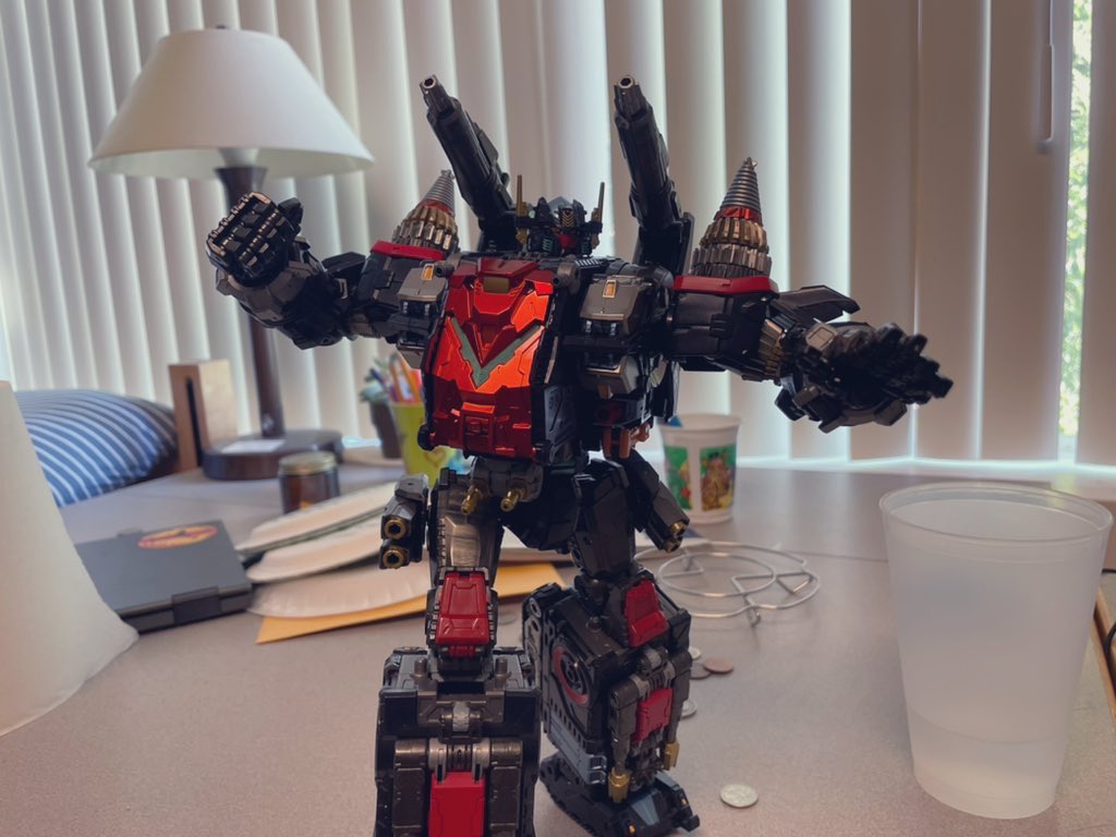 texatecnik's tweet photo. ＃ダイアクロン
#Diaclone
ヴァースキャリバーが発表された当時足の可動が上昇しててすごく嬉しかったけど、あとちょっとで90度曲がれそうな肘にも何かしてくれればなーと思いました。遊んでみたらやっぱりそれが痒くて、最近改造を施した。これでギガンターに負けない可動域に。 https://t.co/HBoVgmv4y5