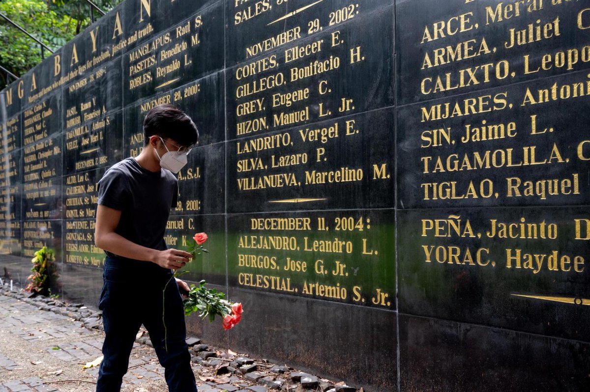 rapplerdotcom's tweet photo. LOOK: Survivors and families of victims of Martial Law gather at the Bantayog ng mga Bayani on Saturday, May 21 to honor those who have died during the dictatorship of Ferdinand Marcos. 📸: Lisa Marie David/Reuters

https://t.co/cLMeMNbb6L https://t.co/W8UY1R06Mo