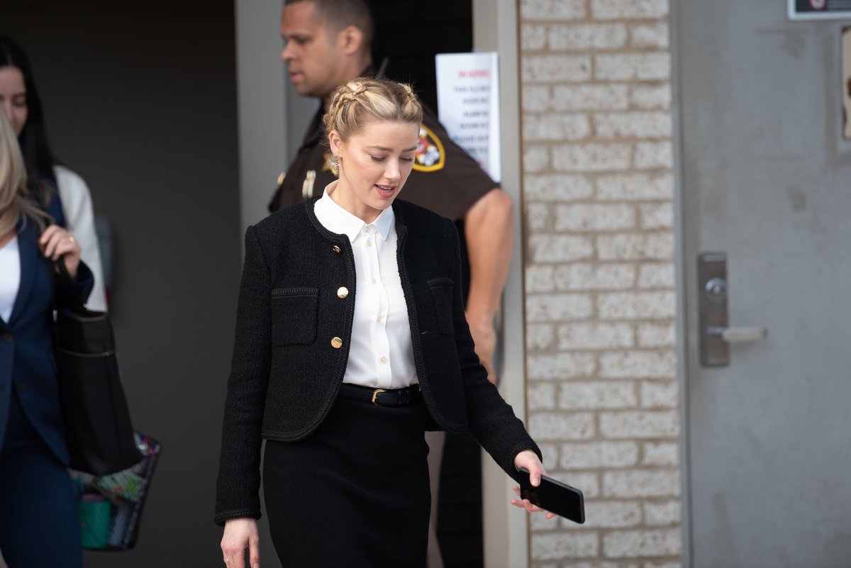 AHITgalleria's tweet photo. HQs 📸 #AmberHeard leaving the Fairfax County Circuit Court in Fairfax, Virginia (May 19, 2022): https://t.co/29f8hmMR7O https://t.co/nxOFEkjOpq