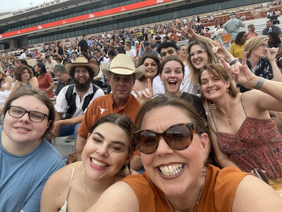 KathyAveryDavis's tweet photo. Celebrating the one and only SARAH AVERY!!!!! #hookem #UTGrad22 @MissyA726 https://t.co/jrh3E5evzj