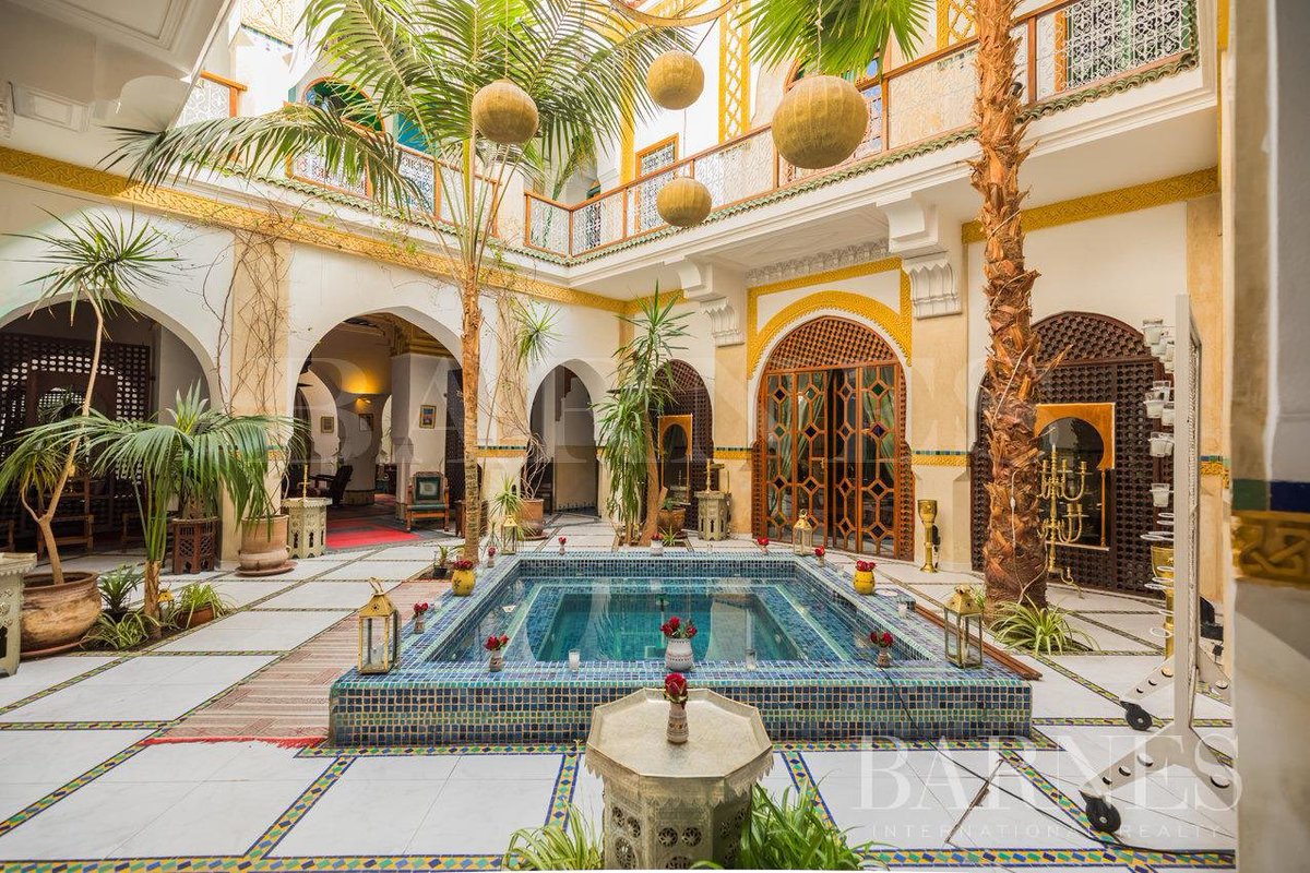 SabrinaenPeru's tweet photo. Un Riad es un alojamiento típico de Marruecos 🇲🇦 es una casa tradicional en la que antiguamente vivían familias de la alta sociedad. Cuentan con  un patio interior, alrededor del cual se distribuyen las habitaciones y zonas comunes.
#DescubreElMundoconAVGE https://t.co/qOVEUCk2hs