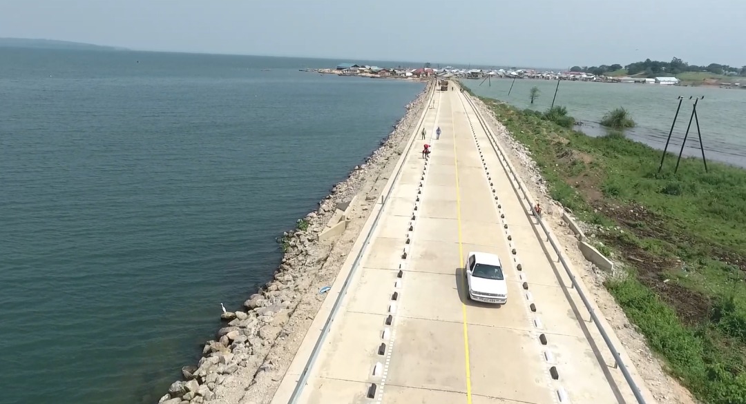 date_africa's tweet photo. 🇺🇬Uganda : This is the newly upgraded Masaka Bukakata Road in Uganda, which now serves as a main connection from the Kalangala district from the country’s mainland, co-financed with BADEA - Arab Bank for Economic Development in Africa and the government of Uganda.

#utdauganda https://t.co/IJ9cEiBKry