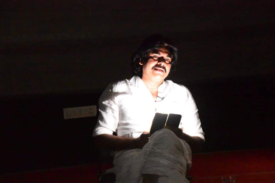 BabajiJSP's tweet photo. Powercut in Mangalagiri while Chief #PawanKalyan having interaction with Media 😁😁 https://t.co/MWGohDPmCq