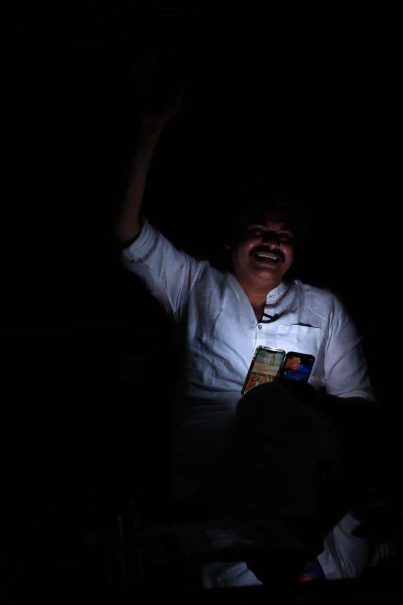 BabajiJSP's tweet photo. Powercut in Mangalagiri while Chief #PawanKalyan having interaction with Media 😁😁 https://t.co/MWGohDPmCq
