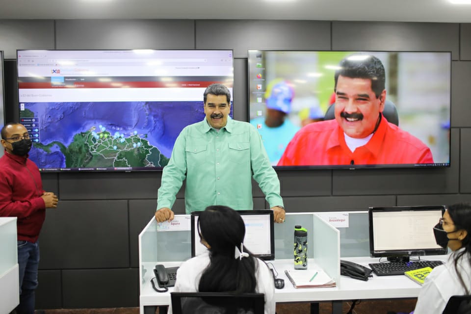 MSVEnLinea's tweet photo. #EnFotos || El Presidente de la República, @NicolasMaduro, en visita sorpresa, supervisó este #21May el funcionamiento del Puesto de Comando Presidencial para el 1×10 del Buen Gobierno.

@MSVEnContacto @veQRSocial #TuiteroPatria #1X10DelBuenGobierno https://t.co/jfzwRjAWUb