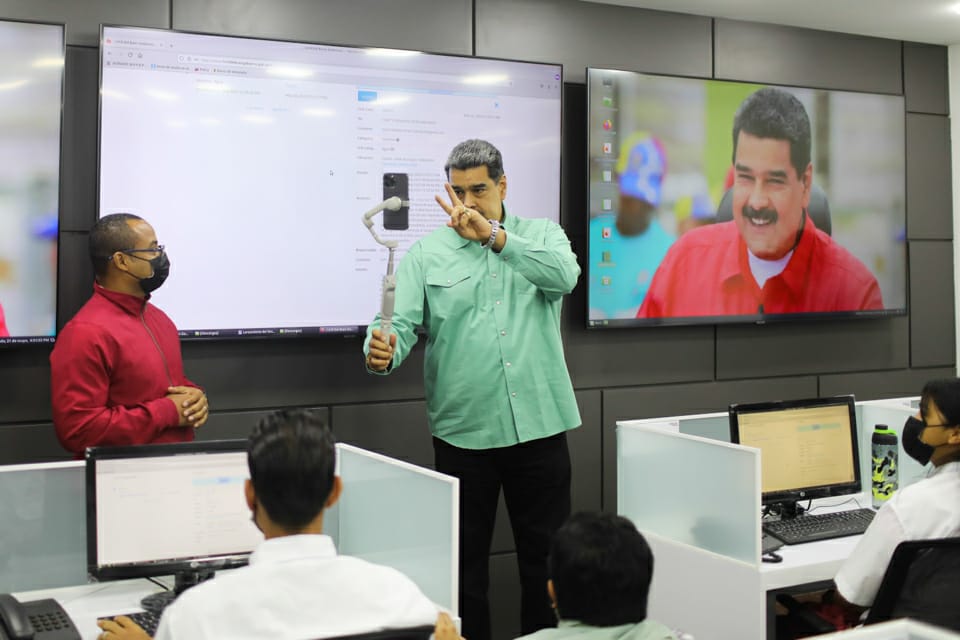 MSVEnLinea's tweet photo. #EnFotos || El Presidente de la República, @NicolasMaduro, en visita sorpresa, supervisó este #21May el funcionamiento del Puesto de Comando Presidencial para el 1×10 del Buen Gobierno.

@MSVEnContacto @veQRSocial #TuiteroPatria #1X10DelBuenGobierno https://t.co/jfzwRjAWUb