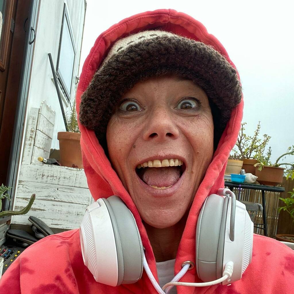 zbdEmanuelle's tweet photo. This is the #face of someone whoβs #primeminister is NOT #scomo anymore. #australia #election2022 #ulurustatement #future #climateaction #letsgo #creatrixzbd #thenowooguru https://t.co/obAD3sNTh4 https://t.co/SxgM6yt8Qg