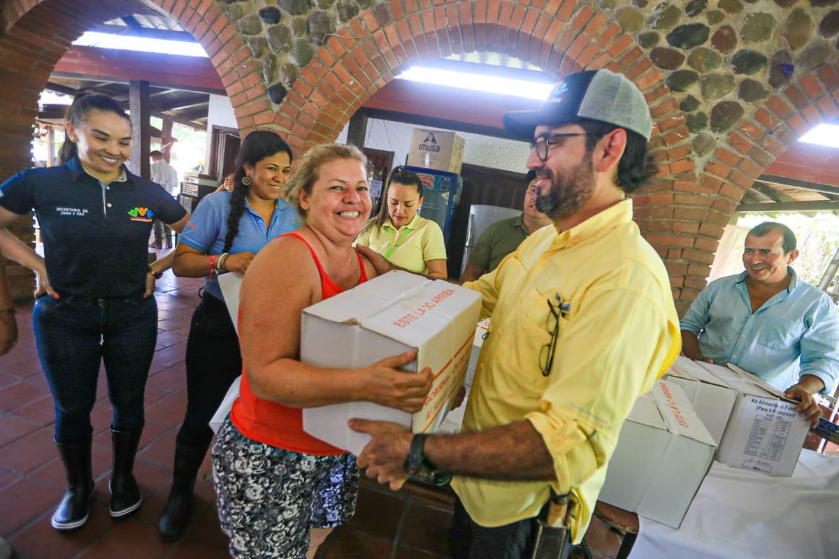 GobMeta's tweet photo. ¡Siempre con la gente! 

Seguimos entregando ayudas humanitarias, compartiendo ollas comunitarias y evaluando afectaciones por inundaciones a familias que lo perdieron todo. 

#SOSMeta #AlServicioDeLaGente https://t.co/eFi4RVVfWu