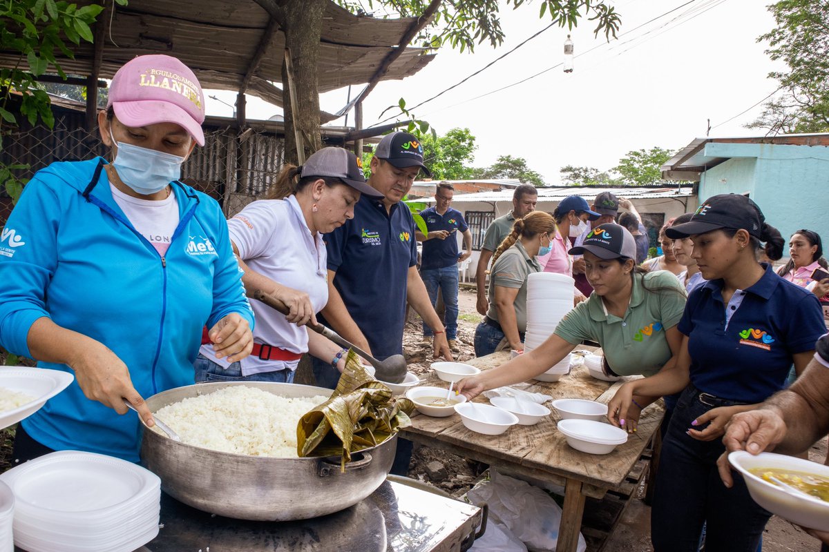 GobMeta's tweet photo. ¡Siempre con la gente! 

Seguimos entregando ayudas humanitarias, compartiendo ollas comunitarias y evaluando afectaciones por inundaciones a familias que lo perdieron todo. 

#SOSMeta #AlServicioDeLaGente https://t.co/eFi4RVVfWu